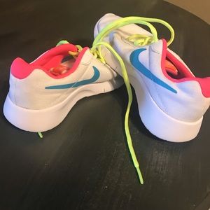 White nike shoes